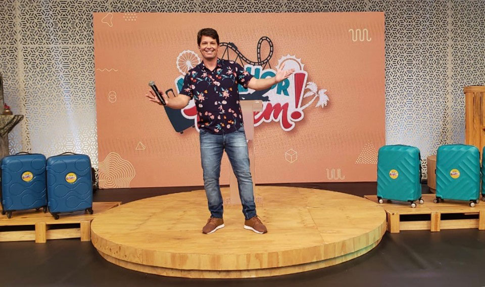 Mário Frias no comando do "A melhor viagem" (Foto: Divulgação / Facebook)
