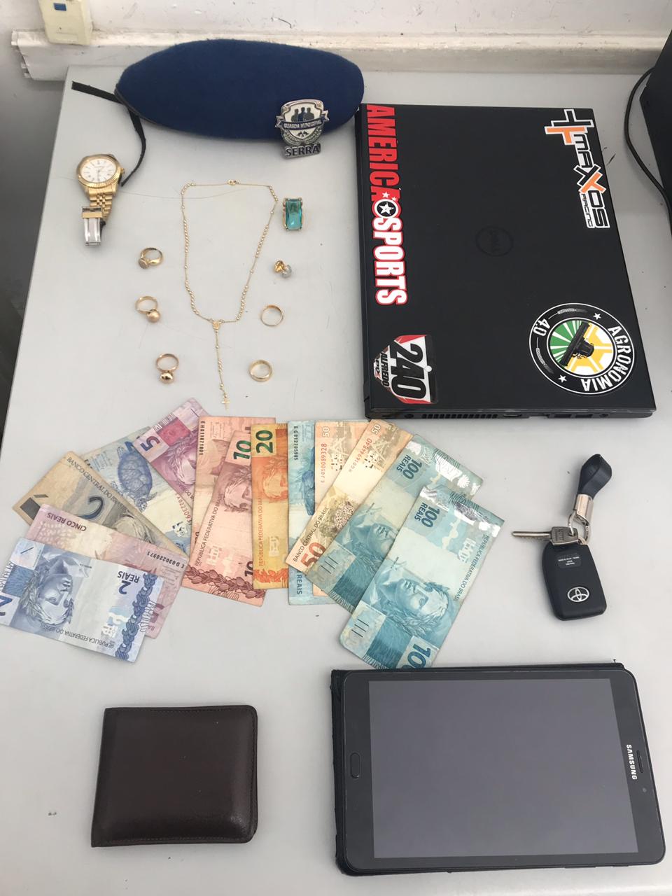 Material apreendido com o suspeito. (Foto: Divulgação/Guarda Municipal da Serra)