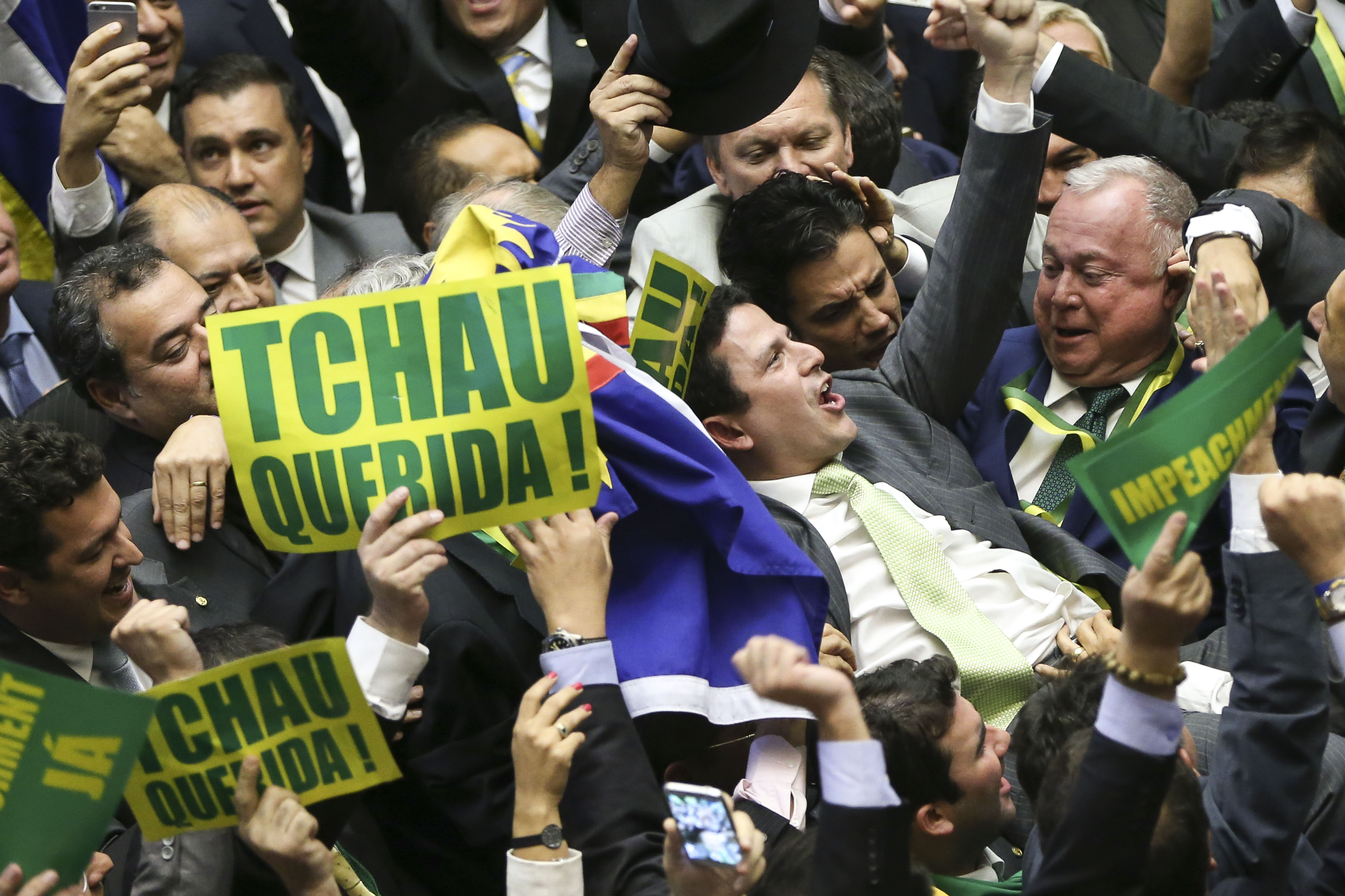 Deputados festejam vitória em votação que cassou mandato de Dilma Rousseff (Foto: Marcelo Camargo/Agência Brasil)