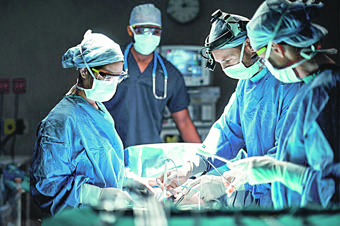 Médicos durante cirurgia cardíaca: perspectivas de sobrevivência são melhores para quem opera à tarde. (Foto: Divulgação )