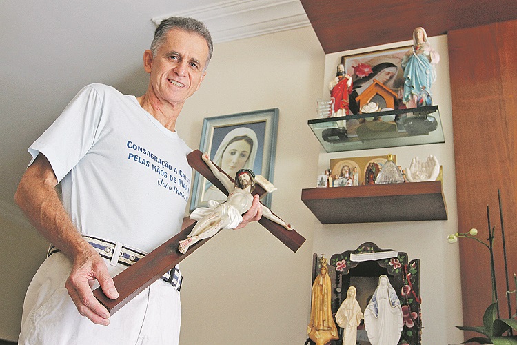 José Eduardo, 58, em casa. Em 2006, os médicos diziam que, após tratamento, ele viveria no máximo mais 3 anos (Foto: Fábio Nunes/AT)