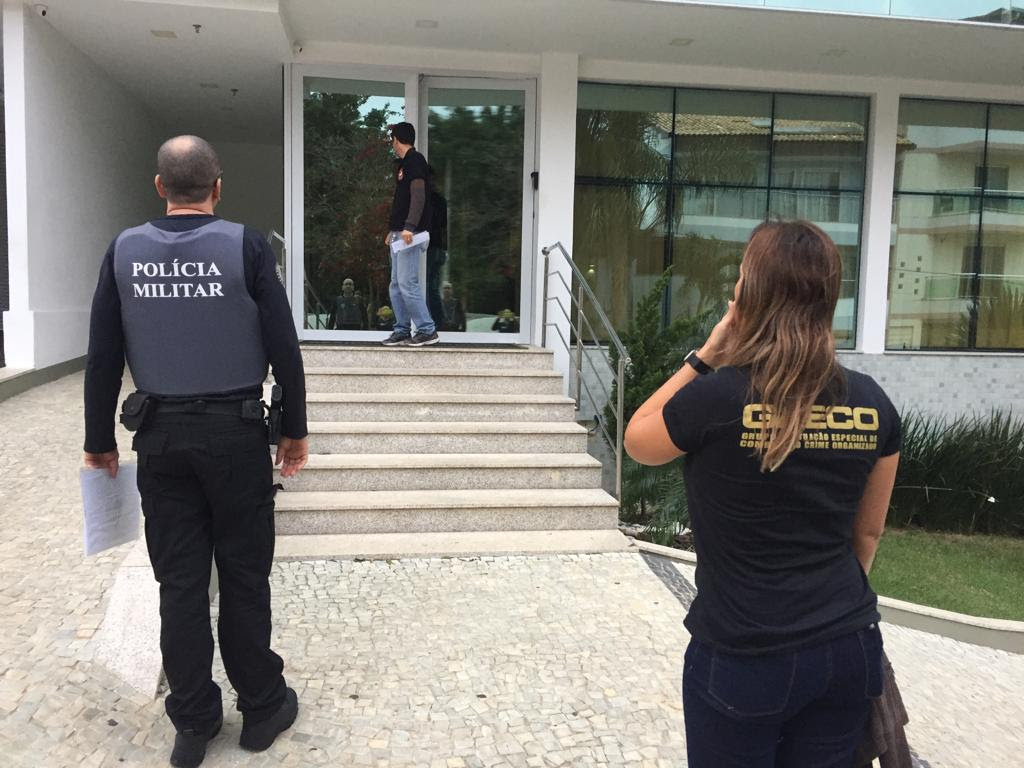 Promotores do Gaeco e policiais militares cumprem mandados (Foto: Divulgação MPES)