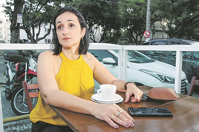 Mirela Pretti descobriu o tumor em julho e agora está à espera da decisão da Justiça para iniciar o tratamento. (Foto: Beto Morais/AT)