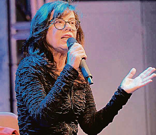 Mirian em uma das palestras que costuma fazer em todo o País sobre o tema da velhice (Foto: Divulgação)