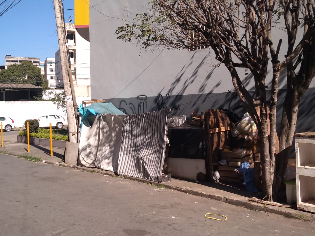 Casa improvisada onde vive o morador de rua baleado em Cariacica. (Foto: Fábio Nunes/AT)