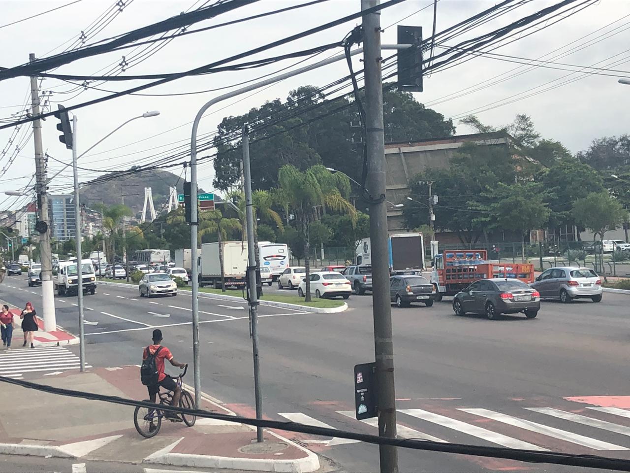 Trânsito chegou até na Ufes (Foto: Mayra Scarpi)