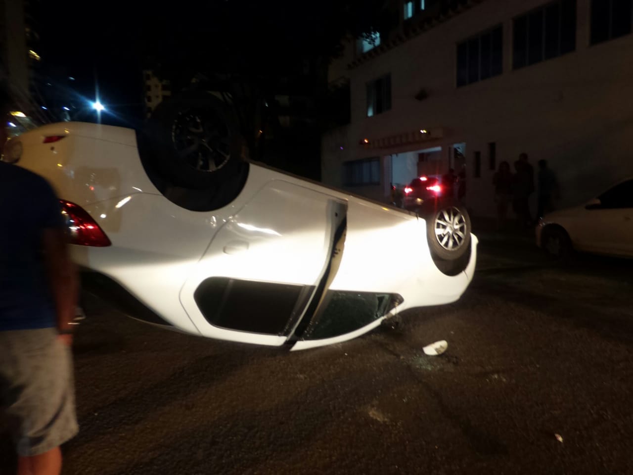 Carro capotou no início da noite desta terça (Foto: Leitor)