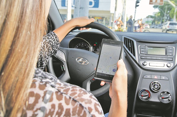 Uso de celular ao volante é uma das infrações no trânsito (Foto: Leone Iglesias/AT)