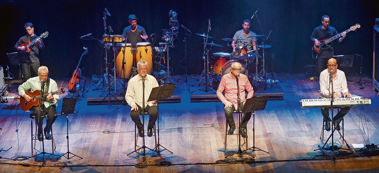 A turma do grupo MPB4, de Niterói, roda o País há 4 anos em turnê com seus amigos Ivan Lins e Toquinho, cantando clássicos da MPB (Foto: Divulgação/Dalton Valério)
