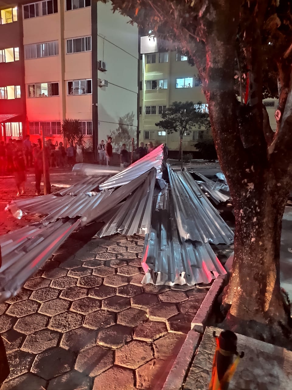Parte do muro destruída por moradores das duas etapas (Foto: Divulgação/Samuel Andrade)