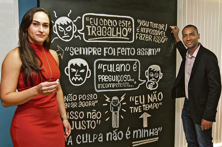 Neidy Christo, vice-presidente da Associação Brasileira de Recursos Humanos no Espírito Santo (ABRH-ES) e o diretor da ABRH-ES, Sidcley, Gabriel da Silva, recomendam que o profissional reflita por um momento antes de dizer algo de que possa se arrepender (Foto: Kadidja Fernandes/AT)