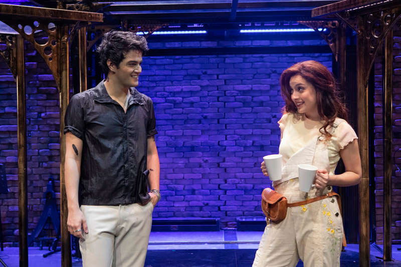 No destaque, os protagonistas Daniel Haidar e Isabel Barros (Foto: Divulgação)
