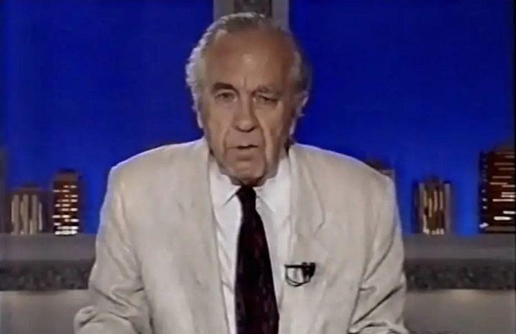Newton Carlos, em 1944, quando era comentarista da Rede Bandeirantes (Foto: Reprodução / Youtube Rede Bandeirantes)