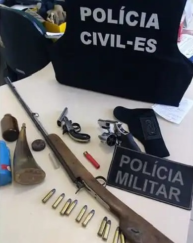 Durante a operação foram apreendidas armas e munições (Foto: Divulgação/PC/PMES)
