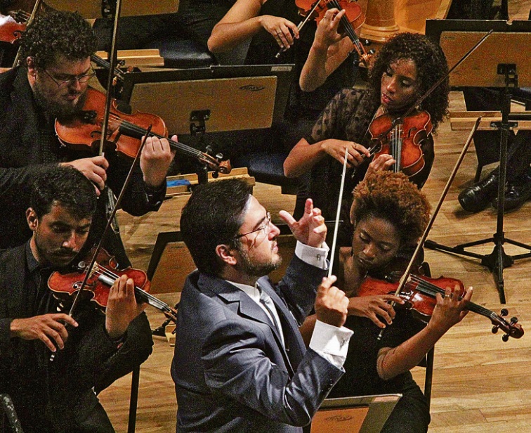 O maestro Leonardo David vai reger o concerto que teve temática escolhida pelo público (Foto: Divulgação/Marcelo Siqueira)