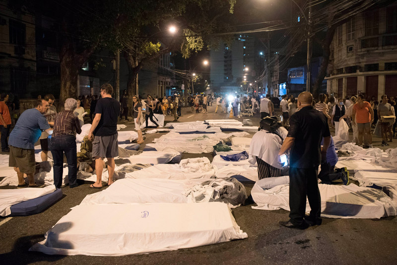 Pacientes foram retirados às pressas do hospital que pegou fogo (Foto: Delmiro Júnior / Agência O Dia / Agência Estado)