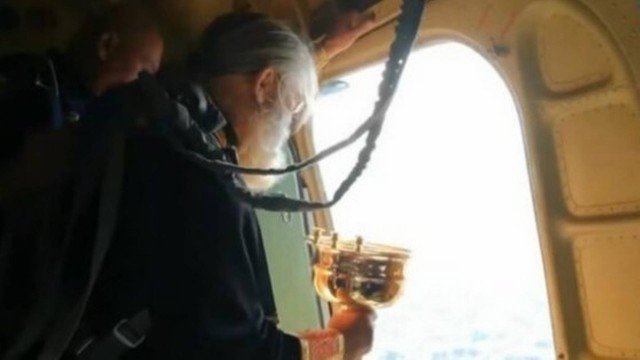 Padre jogou cerca de 70 litros de água benta em uma cidade russa de cima de um avião. (Foto: Reprodução)