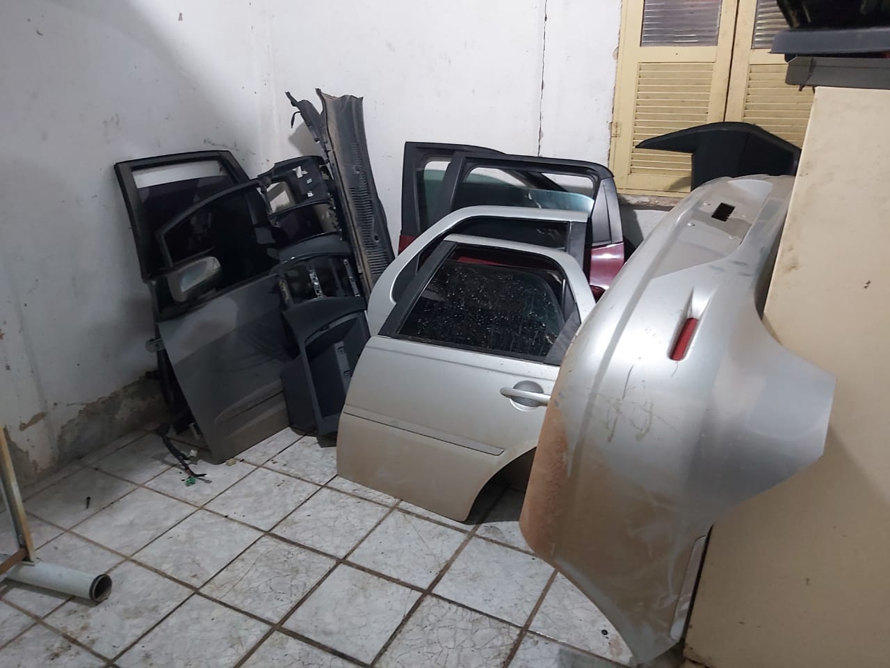 Centenas de peças automotivas, placas e carros foram recuperados. (Foto: Divulgação/PM)
