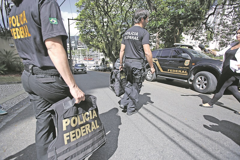 Policiais federais em operação: federação nacional da classe disse que há déficit de pessoal em todo o País (Foto: JOá SOUZA/Agência Estado - 17/10/2017)