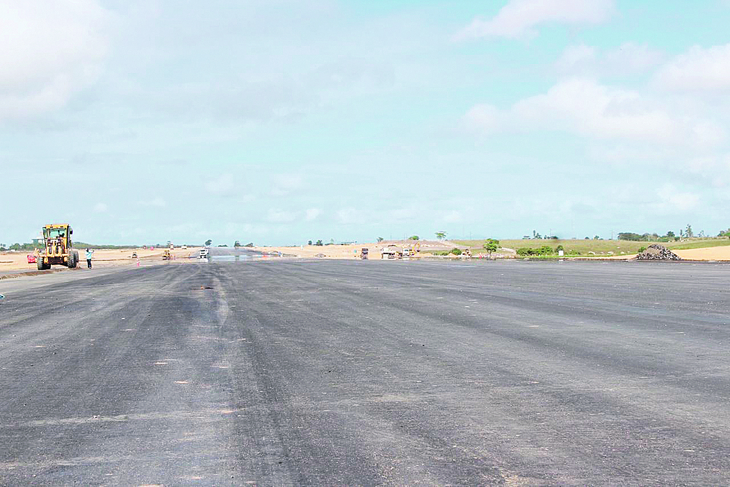 Obras no aeroporto de Linhares, que vai ganhar pista de pouso maior, área de taxiamento, ampliação do pátio de aviões, sinalização e, num segundo momento, um novo terminal de passageiros (Foto: Divulgação )