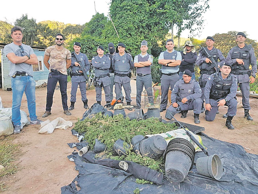 Policiais civis e militares durante a apreensão. (Foto: PMES)