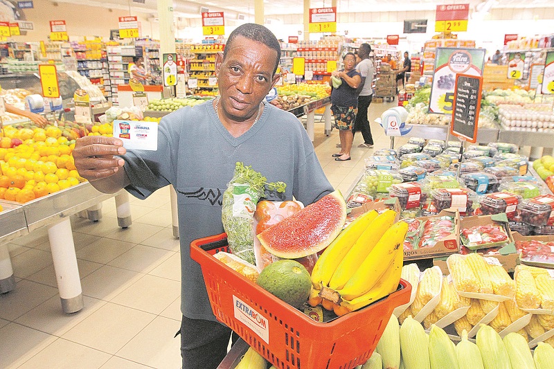 Mauro mostra o cartão da promoção e a cesta cheia. “Fiquei muito feliz. Esse prêmio veio em boa hora”, disse (Foto: Leone Iglesias/ AT/ 18/09/2019)