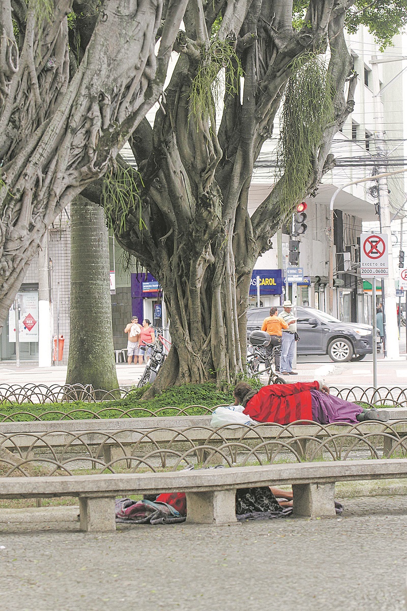 Moradores de rua dormem em banco de praça e no chão no Centro (Foto: Kadidka Fernandes/ AT)