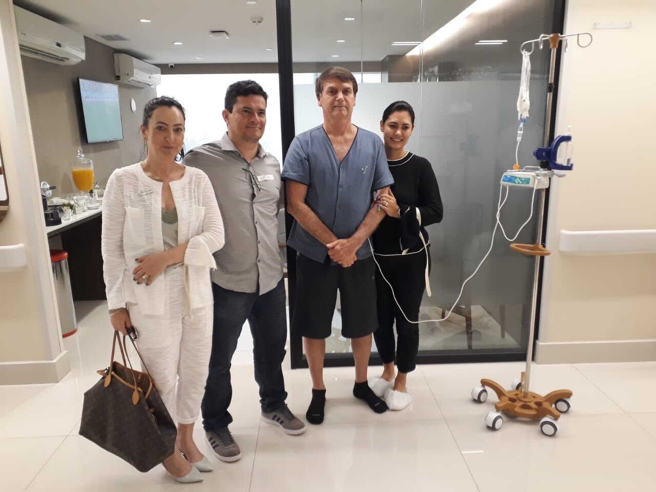 Presidente Bolsonaro e sua esposa Michele receberam a visita do ministro da Justiça, Sérgio Moro, e sua mulher Rosângela Moro (Foto: Divulgação / Twitter)