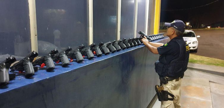 Do total de armas apreendidas, 20 são de fabricação argentina e as demais de origem turca (Foto: Divulgação/ PRF)