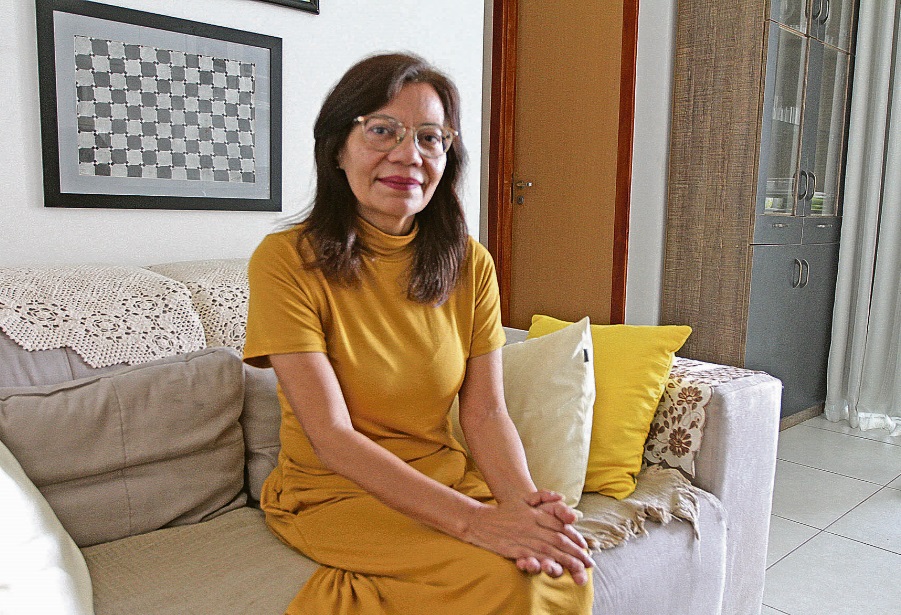 Professora longe da sala de aula: Uma professora que se sente insegura para realizar suas atividades no trabalho. É assim que Márcia Almeida Sant’Anna, 59, se sente. Depois de passar em dois concursos públicos, ela não consegue mais lecionar por causa de sintomas de ansiedade e depressão. “Estou há anos fazendo tratamento. Não consigo passar do portão da escola, às vezes. Já tentei voltar, mas não consigo. Já tive crise em sala de aula, e é muito complicado. Hoje, tenho medo de tudo. É uma luta para sair de casa”, salientou. (Foto: Antonio Moreira/ AT)