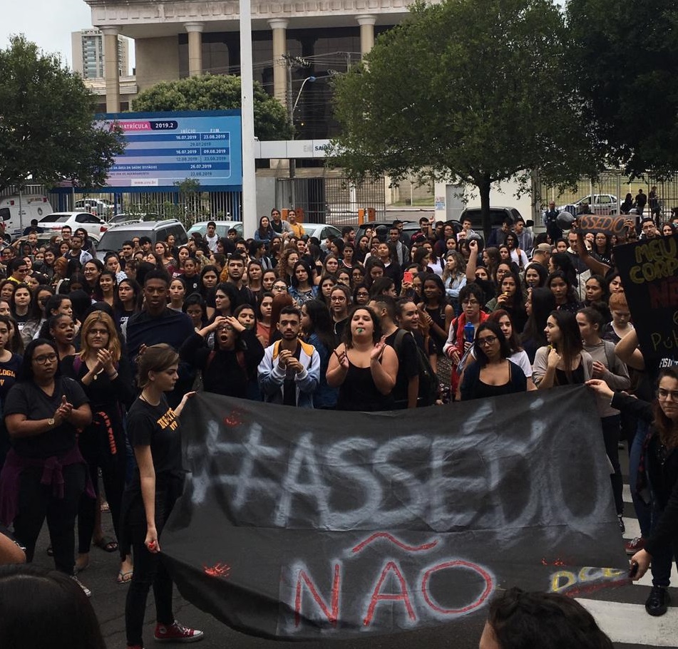 Alunos da universidade realizaram protesto na manhã desta terça-feira (24). (Foto: Foto do leitor)