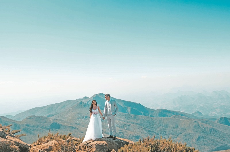 Ranielly e Douglas realizaram um sonho ao casar no alto da montanha. (Foto: Ueliton Santos/Divulgação)