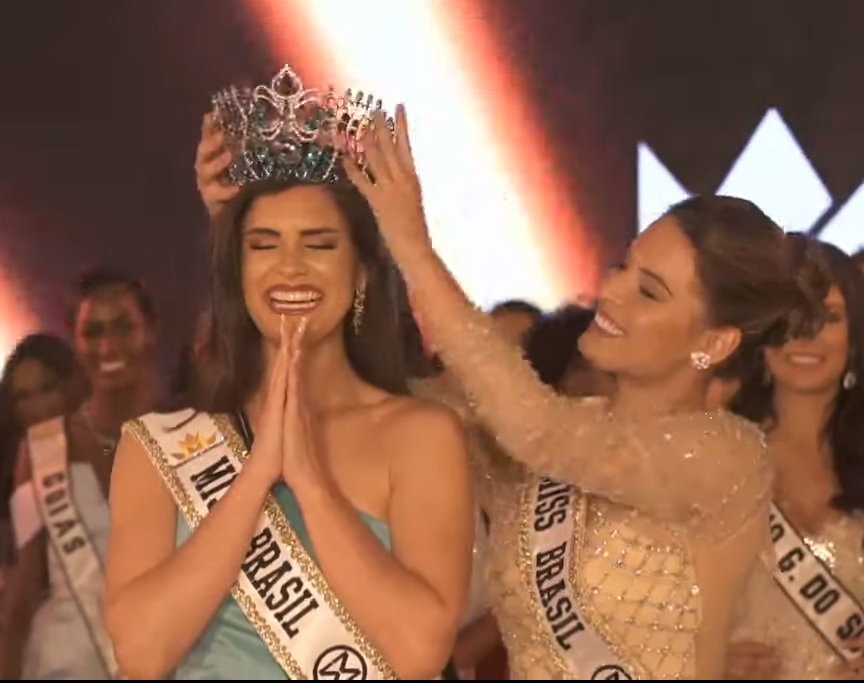 Elis recebeu a coroa das mãos da Miss Brasil Mundo 2018, Jéssica Carvalho (Foto: Reprodução Youtube TV Concurso Nacional de Beleza)