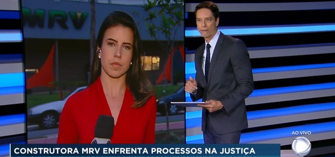 Sérgio Aguiar e a repórter Danila Salerno, que trouxe dados sobre a construtora de Rubens Menin (Foto: Reprodução / TV Record)