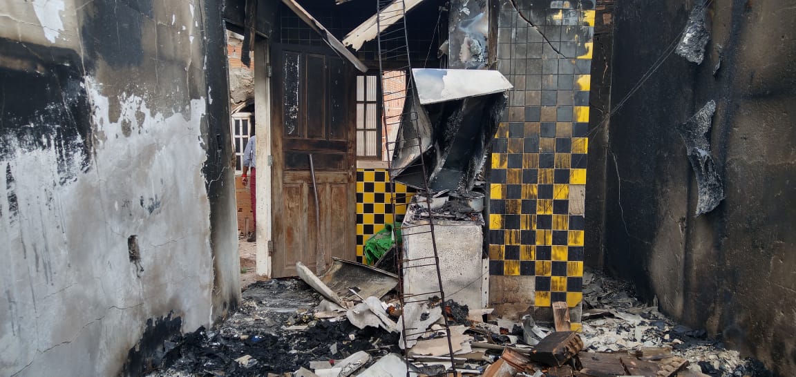 Residência incendiada do susposto assassino do pedreiro em Barramares, Vila Velha. (Foto: Antônio Moreira/AT)