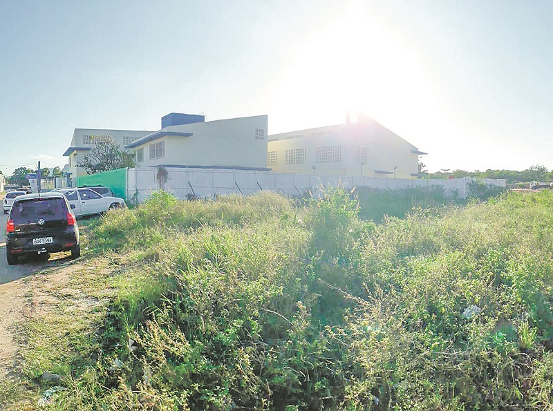 A UMEI Pedro Pandolfi, fica na rua Boapaba, ainda não pavimentada, em Rio Marinho, e não tem muro lateral (Foto: Amanda Jureves Costa)