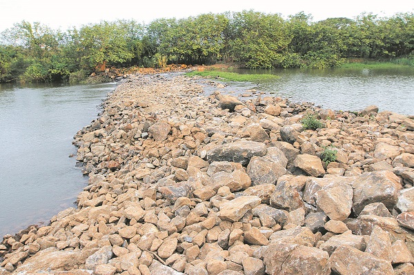 Dique do Rio Jucu, em Vila Velha: a população abastecida pelo rio vem aumentando, enquanto o nível da bacia está diminuindo a cada ano (Foto: Leone Iglesias/AT)
