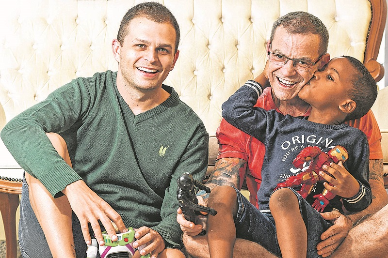 Rodrigo Grobério, marido do senador Fabiano Contarato, e o filho Gabriel, adotado pelo casal (Foto: Gabriel Lordëllo/Agência Estado)