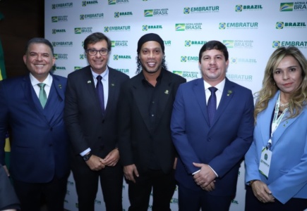 Diretores e presidente da Embratur com Ronaldinho (Foto: Paulo Negreiros)
