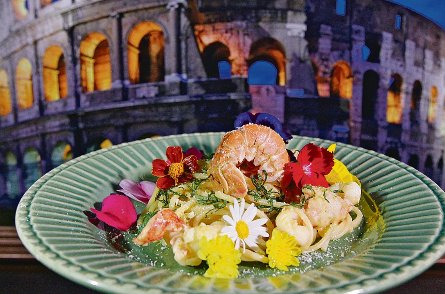 Com flores comestíveis, o   espaguete ao alho e óleo é servido com lagostim, hortelã, limão-tahiti e queijo pecorino (Foto: Beto Morais/AT)