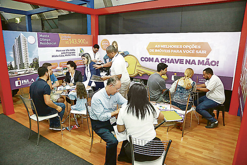 Equipes de vendas atendendo clientes durante o Salão do Imóvel: edição deste ano vai integrar o virtual com o físico, divulgando antes as opções que serão oferecidas durante os três dias de evento (Foto: Fabrício Santos/Mile4)