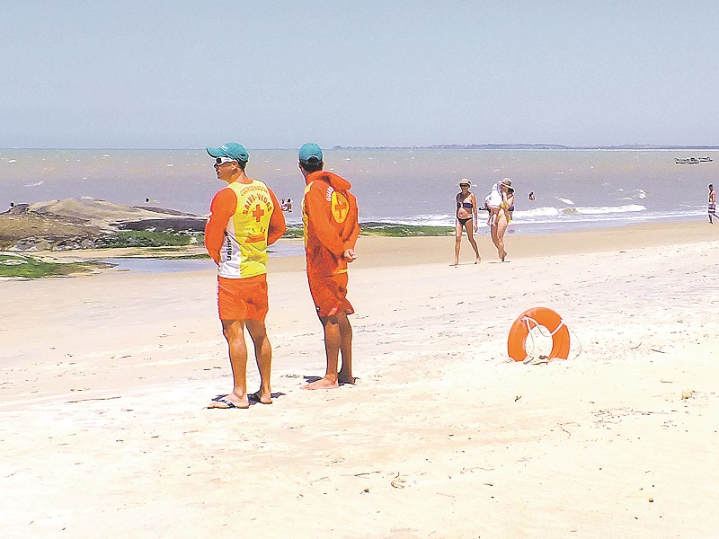 Salva-vidas em praia: as contratações terão duração inicial de três meses, podendo ser prorrogadas. (Foto: Alessandro de Paula — 28/11/2016)
