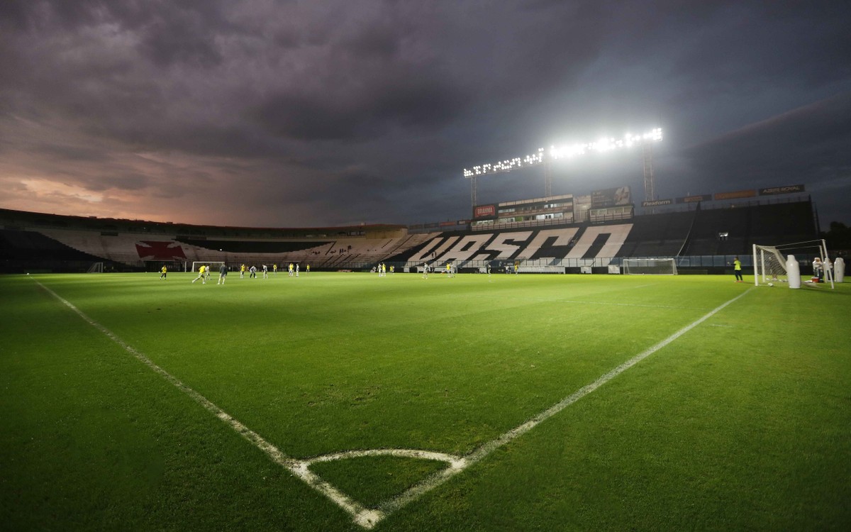 Enquanto o estádio estava sem energia, os funcionários trabalharam com o auxílio de um gerador. (Foto: Rafael Ribeiro/Vasco.com.br)