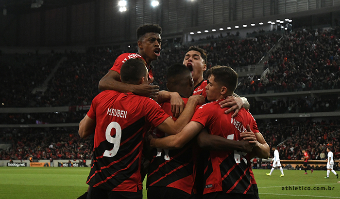 Comemoração dos jogadores do Athletico/PR após o gol de Nikão, pelas semifinais da Copa do Brasil (Foto: Divulgação/Athletico/PR)