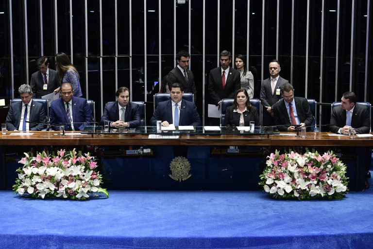 Maia e Alcolumbre promulgam a emenda que divide dinheiro da cessão onerosa do pré-sal (Foto: Pedro França/Agência Senado)
