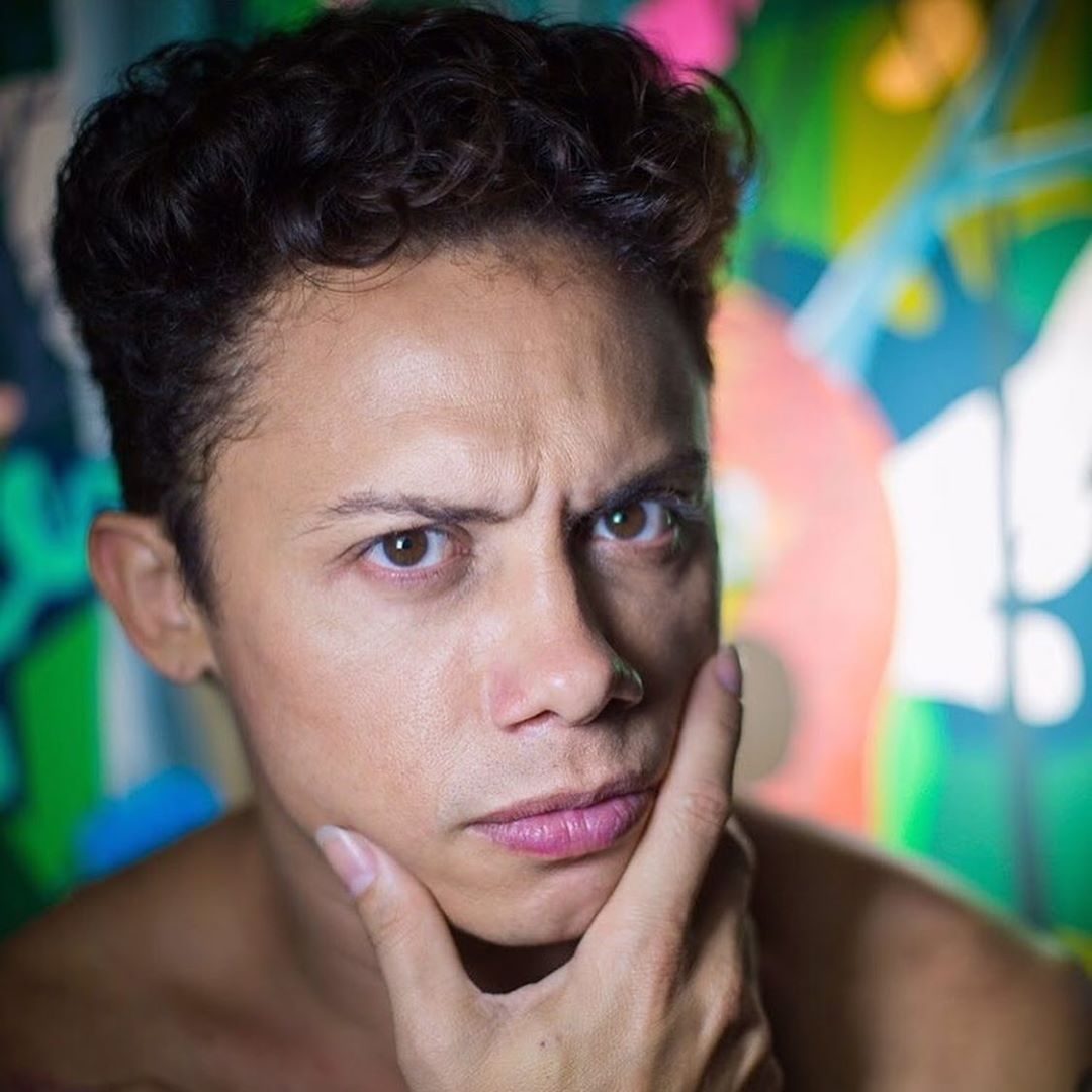 “'Bacurau' é um grande presente na minha carreira”, diz Silvero Pereira que vai dar oficina no Festival de Cinema de Vitória. (Foto: Tatiana Lafraia/Divulgação)