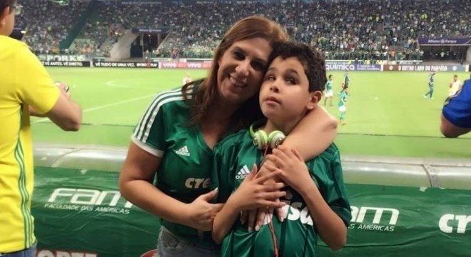 Silvia Greeco e o filho Nikolas na Arena Palmeiras (Foto: Reprodução / Facebook)