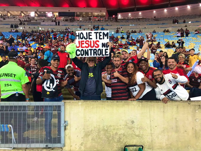 Torcedor fez fotos e até deu entrevista imitando o treinador (Foto: Reprodução/ Twitter @Flamengo)