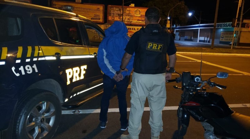 Suspeito foi preso e levado para a Delegacia (Foto: Divulgação / PRF)
