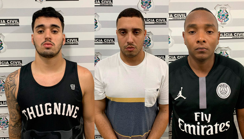 Patrick (à esquerda) e os outros dois foram autuados pelos crimes de tráfico de drogas, posse ilegal de arma de fogo de uso restrito e receptação (Foto: Divulgação / PCES)